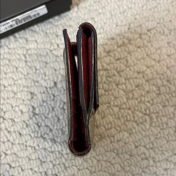Gucci Women’s GG Beige and Burgundy Wallet - Picture 9 of 11